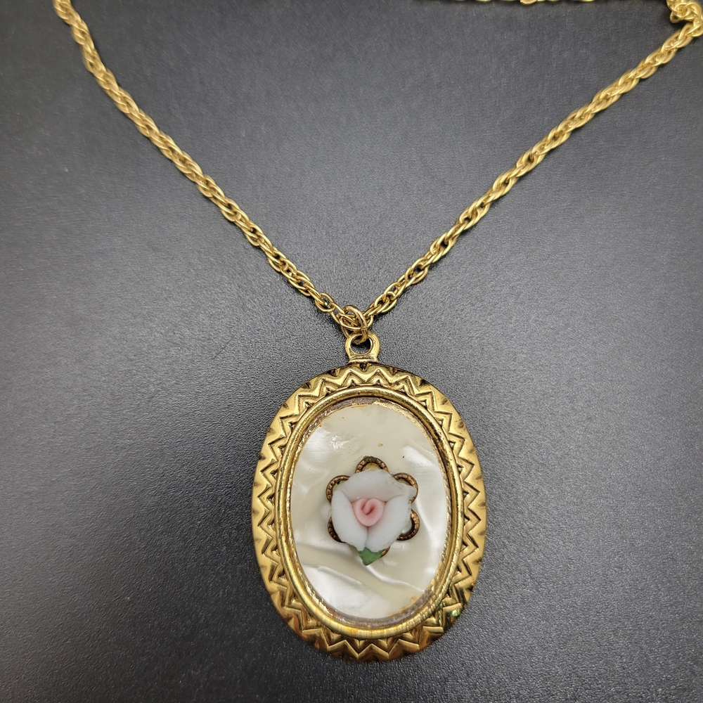 Vintage-Inspired Gold Oval Rose Cameo Pendant Necklace - Pink and Gold